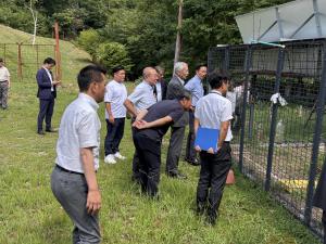 下呂市馬瀬西地区において、サル用大型捕獲檻について、説明を受ける委員