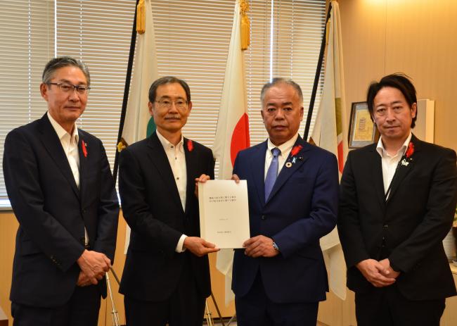 議長へ手交