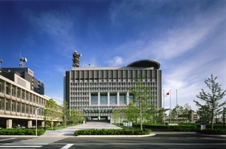 警察本部庁舎正面