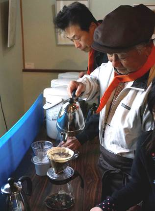 縁側カフェの飲み物をつくる様子の画像