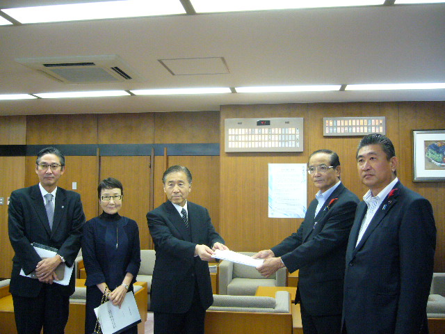 矢島県議会議長に人事委員会勧告書を手交