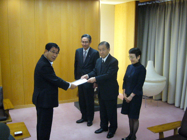 古田知事に人事委員会勧告書を手交