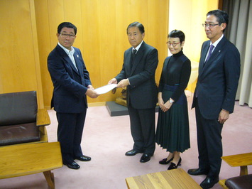 古田知事に人事委員会勧告書を手交