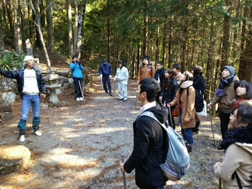 大学生と「隠居観音」など散策