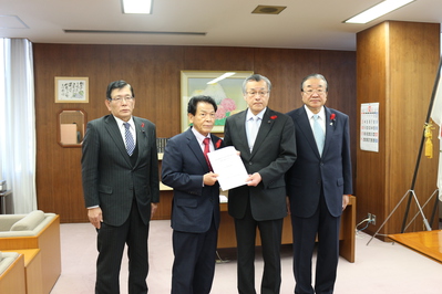 岐阜県議会活性化検討委員会からの中間答申受領の様子