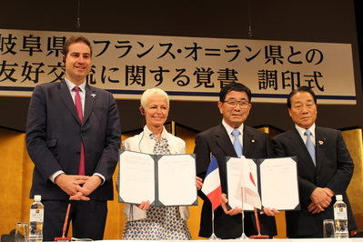 フランスオ＝ラン県との調印式の様子