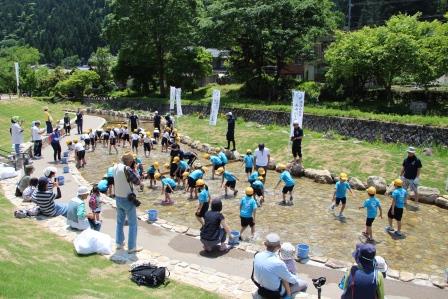 鮎のつかみ取りをする小学生たちの様子