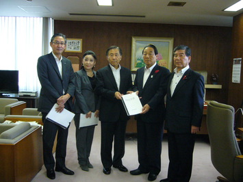 尾藤県議会議長に人事委員会勧告書を手交