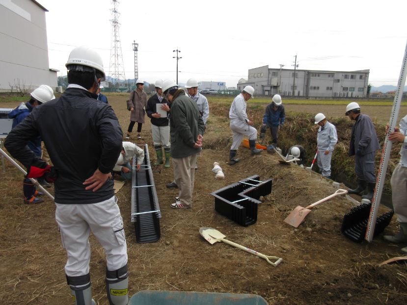 水田魚道設置の様子の写真