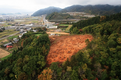 日焼遺跡遠景（南から)