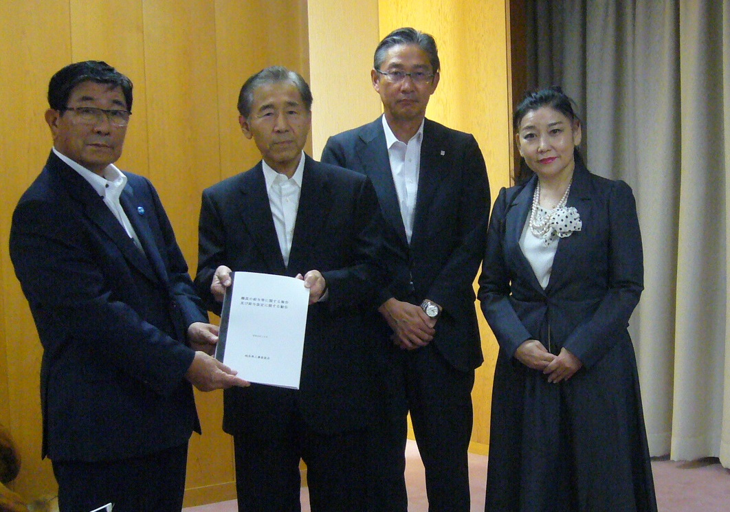 古田知事に人事委員会勧告書を手交 古田知事に人事委員会勧告書を手交