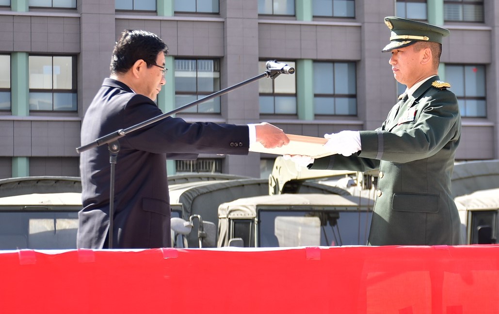 曽根勉陸上自衛隊第35普通科連隊長へ感謝状を贈呈しました