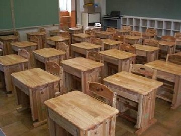 県産材で作った机・椅子の画像