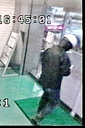 容疑者の後ろ姿の画像1