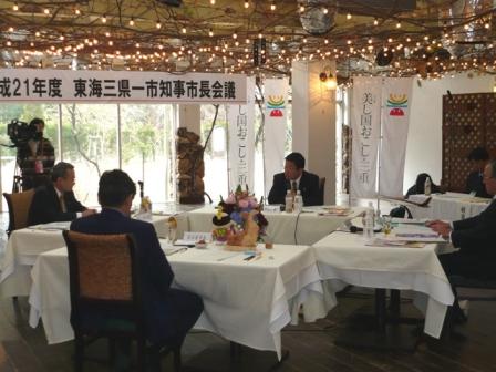 三重県伊賀市内での東海三県一市知事市長会議に出席