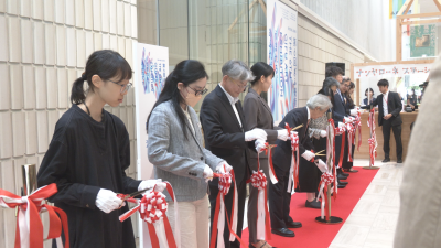 テープカットの様子