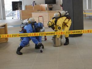 機動隊員による不審者制圧訓練