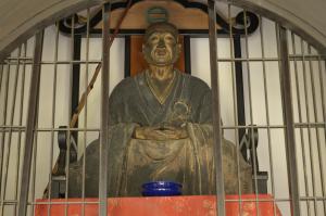 塑造瑞巌和尚坐像　附木造須弥壇像内納入経