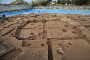 地面を掘り窪めて作られた建物の写真です。壁際に掘られた溝や屋根を支える柱穴を伴います。