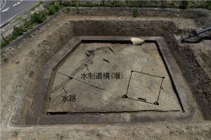 C18地点で確認した、掘立柱建物と水制遺構を伴う水路の写真です