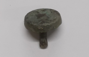 銅製の飾り釘です