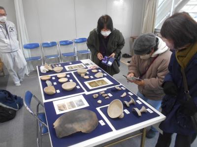 県事業の遺物展示の様子です。