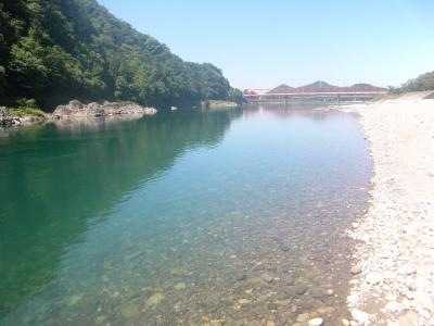 岩場の淵に向かって一気に水深が深くなっている(写真)